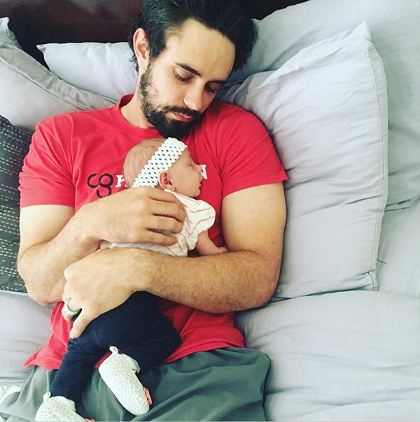 趣看｜扭成麻花也能喂奶？瑜伽哺乳涨姿势