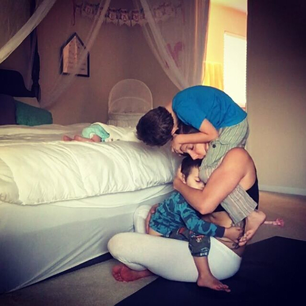 趣看｜扭成麻花也能喂奶？瑜伽哺乳涨姿势