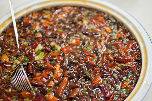 小伙直播喝辣油险丧命，重辣饮食伤肠胃促三高