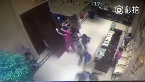 杭州一楼盘抢房挤破门？房管部门：涉嫌无证卖房