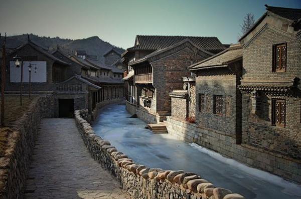 假的古镇也能火，这个时代“古迹”的真假还重要吗？