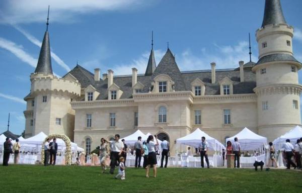 假的古镇也能火，这个时代“古迹”的真假还重要吗？