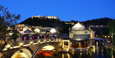 假的古镇也能火，这个时代“古迹”的真假还重要吗？