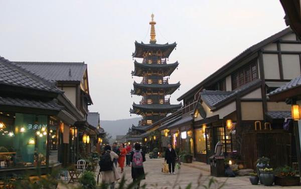 假的古镇也能火，这个时代“古迹”的真假还重要吗？