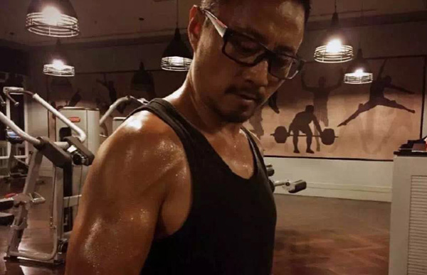 看看34岁的彭于晏和52岁的张涵予，你就知道健身有多重要