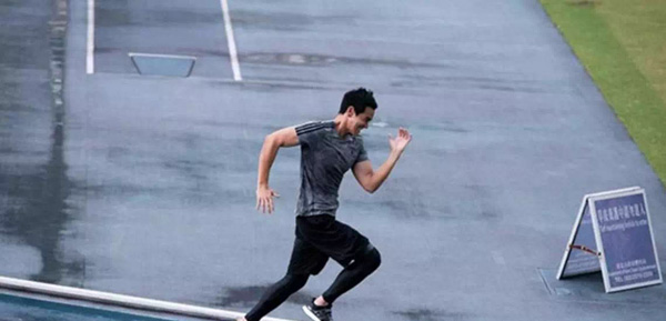 看看34岁的彭于晏和52岁的张涵予，你就知道健身有多重要