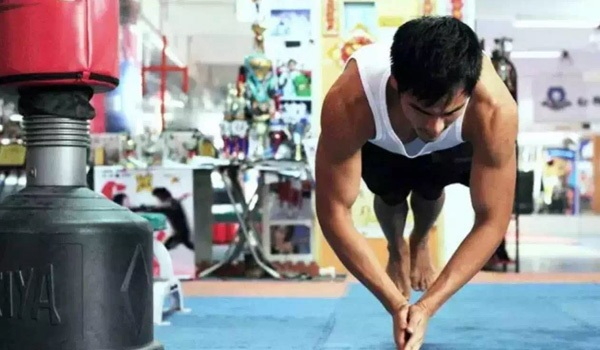 看看34岁的彭于晏和52岁的张涵予，你就知道健身有多重要