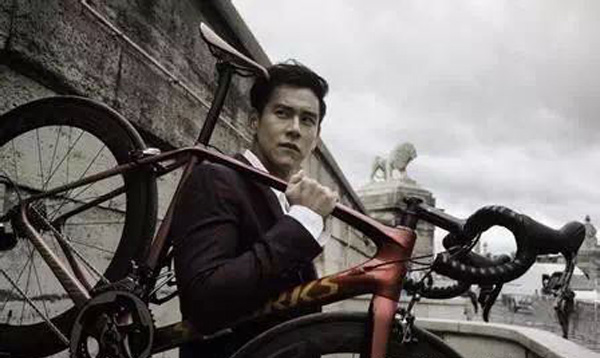 看看34岁的彭于晏和52岁的张涵予，你就知道健身有多重要