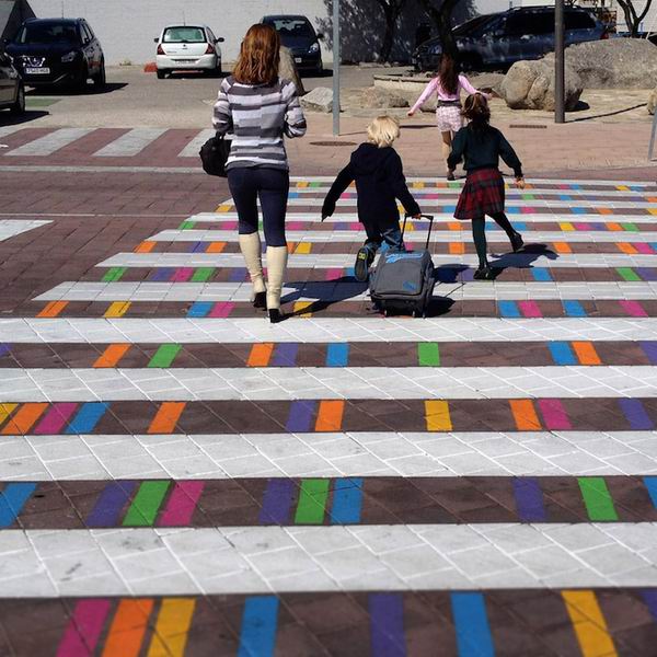 马德里的人行斑马线变成了涂鸦，效果怎么样？