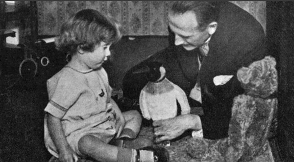 著名卡通小熊维尼90岁庆生，迎来新朋友企鹅的加入