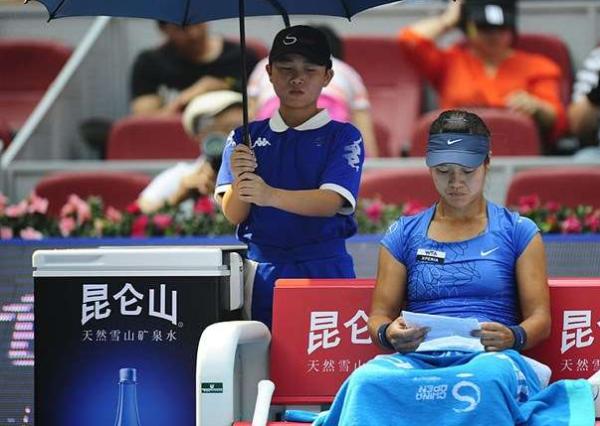 穆雷和中网开撕了，转播摄像机曝光了他的战术小纸条