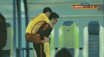 国足0比2不敌乌兹别克斯坦，谈出线？场上连射门都是奢望