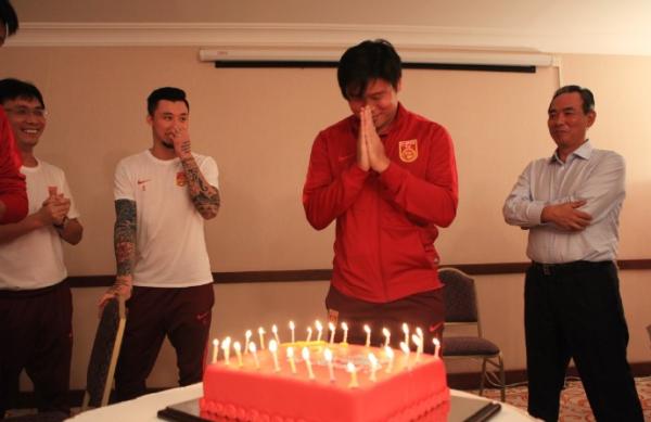 国足0比2不敌乌兹别克斯坦，谈出线？场上连射门都是奢望