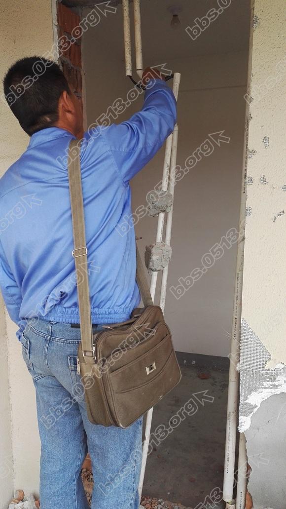 电梯师傅过来查看线缆