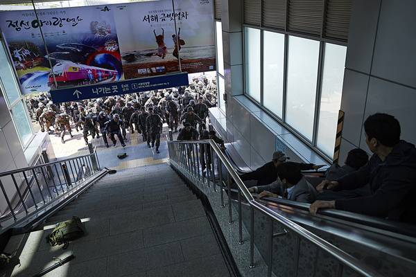 从《釜山行》看当代丧尸文化：血腥暴力背后隐含深刻社会隐喻