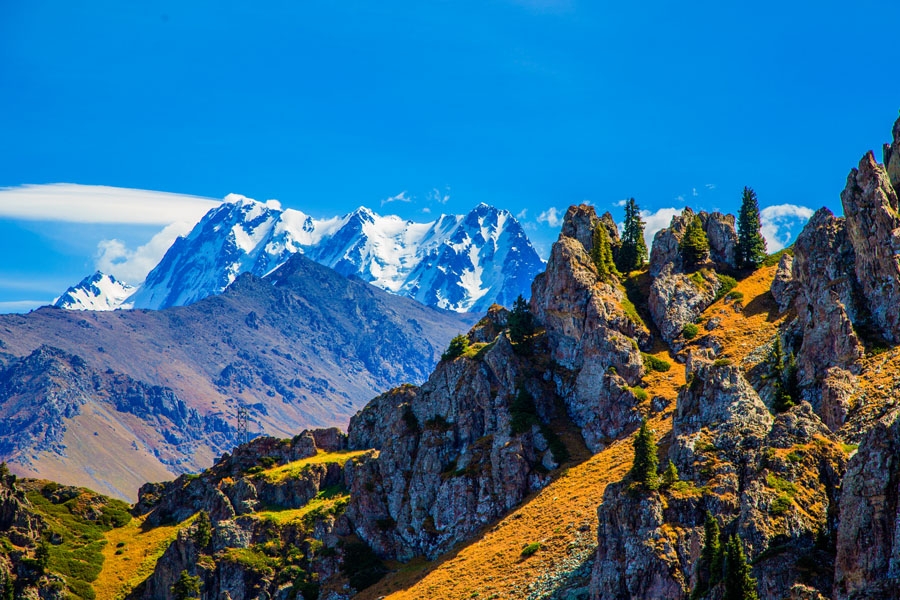 登马牙山，远眺博格达雪峰