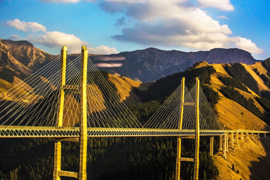 汽车从果子沟大桥下通过