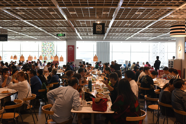 宜家遭遇老年相亲团的中国难题：老年人的公共空间争夺战