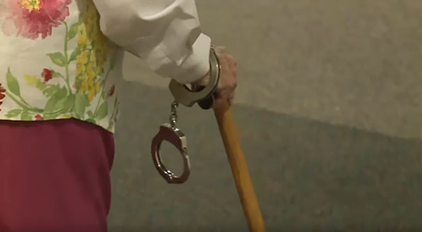 做了一辈子好人的102岁老奶奶实现了被逮捕的愿望