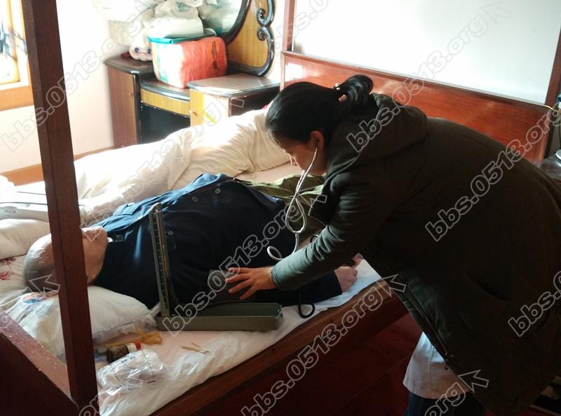 上门为残疾老人体检.jpg