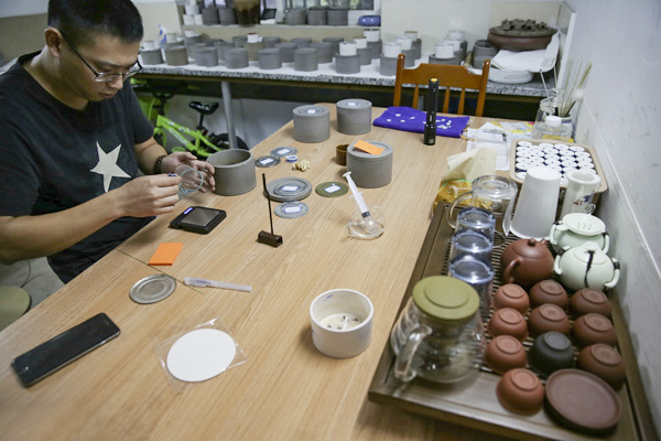 斗蟋蟀的年轻人：比老虫友更专业，挑选、饲养、战术缺一不可