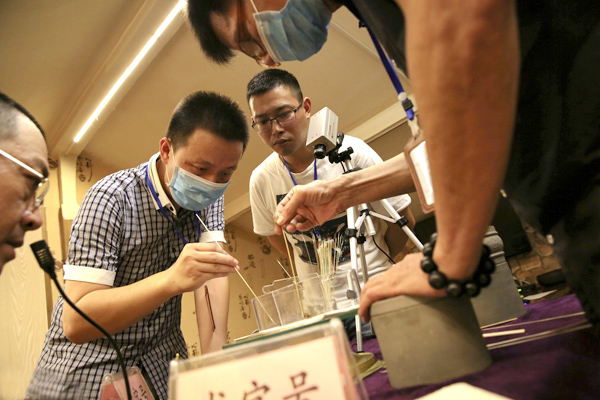 斗蟋蟀的年轻人：比老虫友更专业，挑选、饲养、战术缺一不可