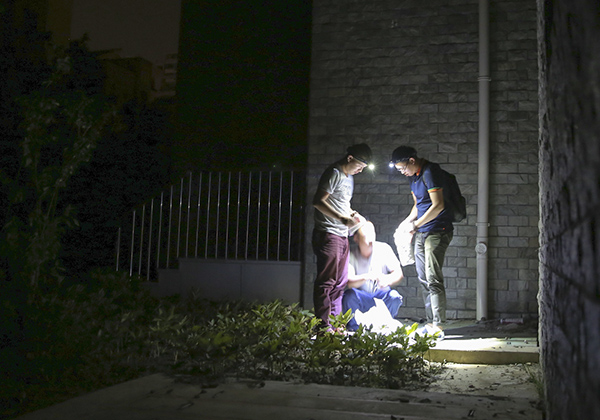 斗蟋蟀的年轻人：比老虫友更专业，挑选、饲养、战术缺一不可