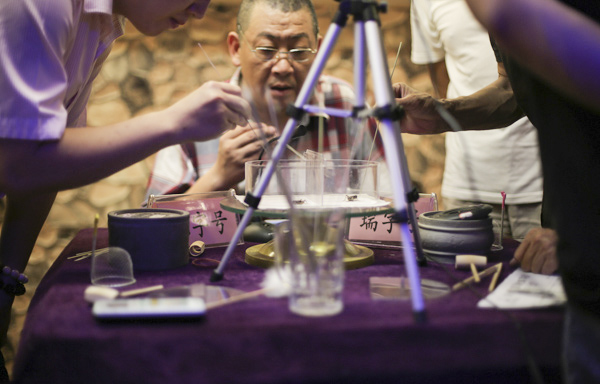 斗蟋蟀的年轻人：比老虫友更专业，挑选、饲养、战术缺一不可