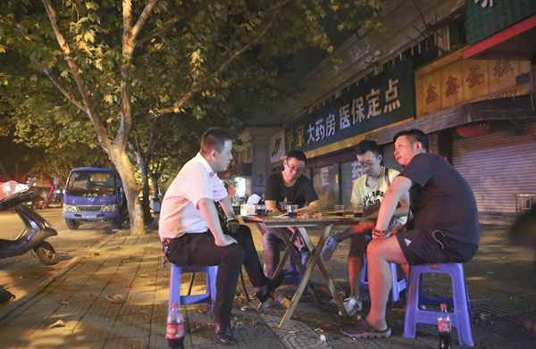 斗蟋蟀的年轻人：比老虫友更专业，挑选、饲养、战术缺一不可