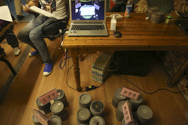 斗蟋蟀的年轻人：比老虫友更专业，挑选、饲养、战术缺一不可