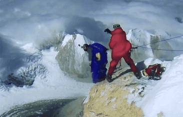 战斗民族！他从喜马拉雅7700米跳伞，上次还直接飞进火山