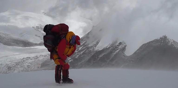 战斗民族！他从喜马拉雅7700米跳伞，上次还直接飞进火山