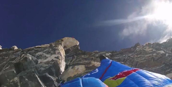 战斗民族！他从喜马拉雅7700米跳伞，上次还直接飞进火山