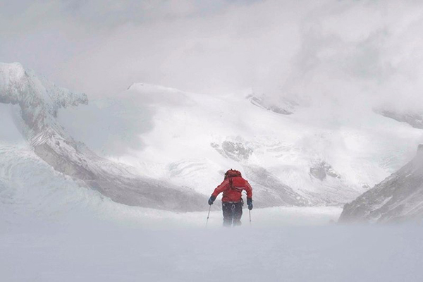 战斗民族！他从喜马拉雅7700米跳伞，上次还直接飞进火山