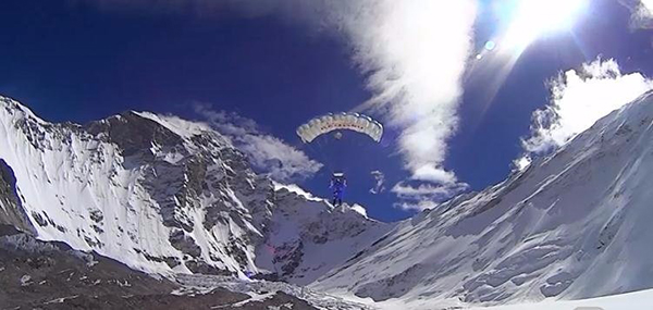 战斗民族！他从喜马拉雅7700米跳伞，上次还直接飞进火山