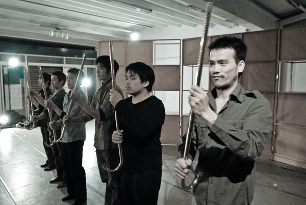 一个帅哥一个胖子，他们在台湾组了一支全男舞蹈团