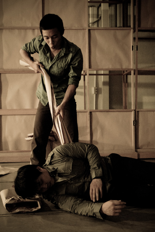 一个帅哥一个胖子，他们在台湾组了一支全男舞蹈团