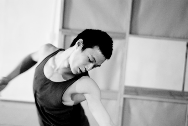 一个帅哥一个胖子，他们在台湾组了一支全男舞蹈团