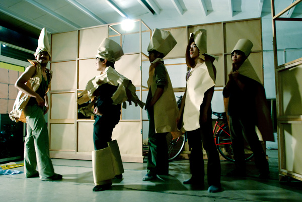 一个帅哥一个胖子，他们在台湾组了一支全男舞蹈团