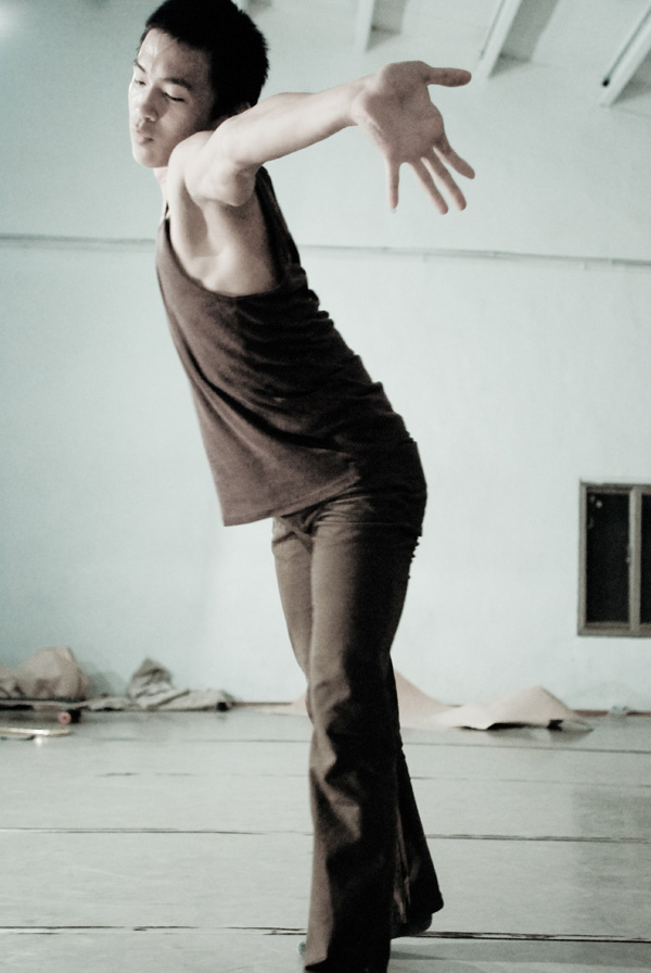 一个帅哥一个胖子，他们在台湾组了一支全男舞蹈团