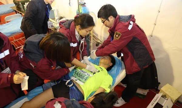 还原上马生死时速：成功救援心脏骤停跑友，3分钟完成转运