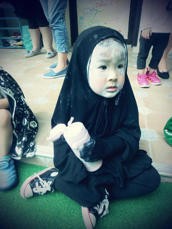 趣看｜万圣装扮太成功，萌妹扮“无脸男”却吓哭小伙伴