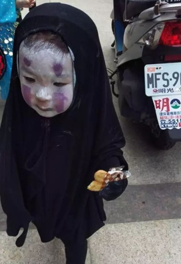 趣看｜万圣装扮太成功，萌妹扮“无脸男”却吓哭小伙伴