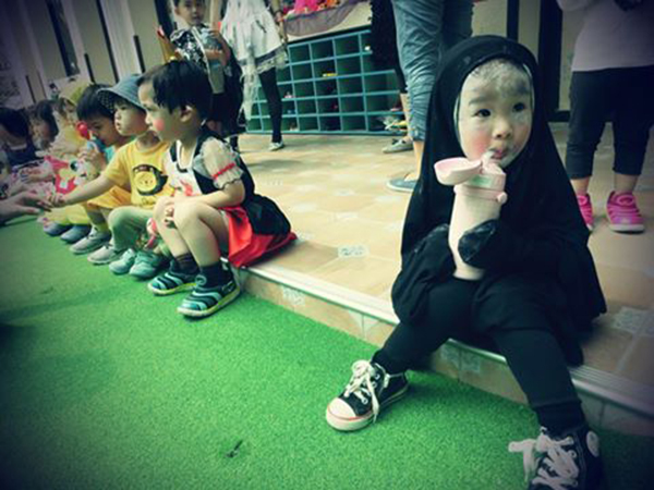 趣看｜万圣装扮太成功，萌妹扮“无脸男”却吓哭小伙伴