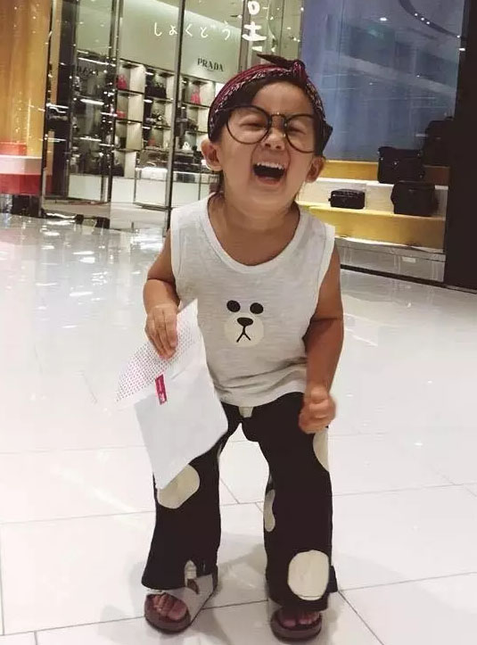 趣看｜万圣装扮太成功，萌妹扮“无脸男”却吓哭小伙伴