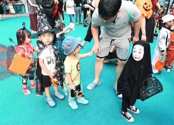 趣看｜万圣装扮太成功，萌妹扮“无脸男”却吓哭小伙伴