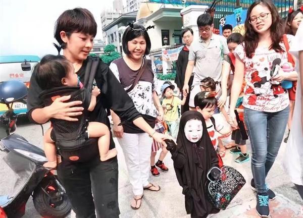 趣看｜万圣装扮太成功，萌妹扮“无脸男”却吓哭小伙伴