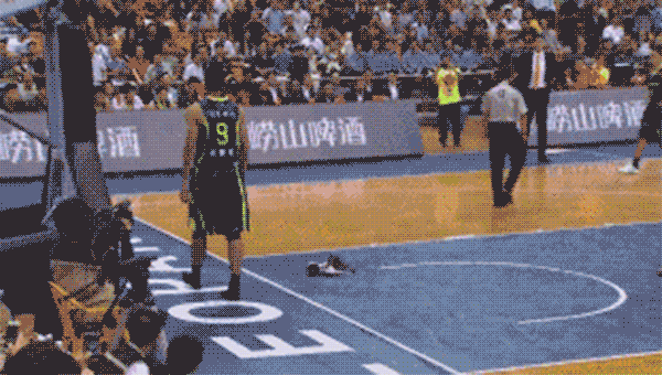 CBA球鞋门继续发酵，易建联被禁穿耐克后主动“离场”