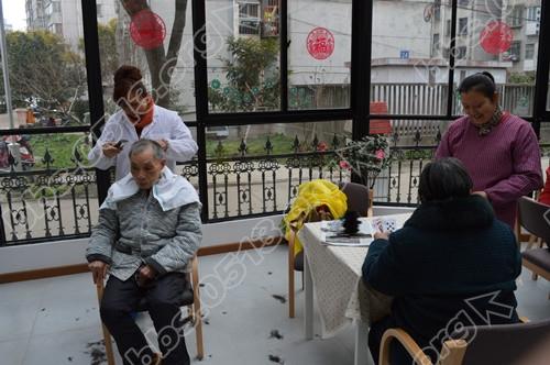 理发师傅每月免费为养老院老人理发.JPG