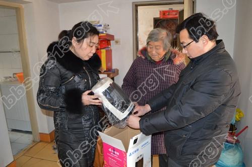 机关党员志愿者为孤寡老人送来暖风机.JPG